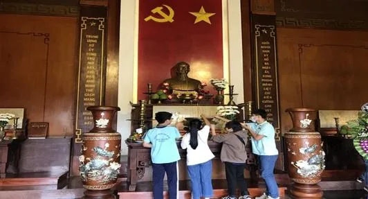 TOUR VỀ NGUỒN NGÃ BA GIỒNG - HÓC MÔM FAM